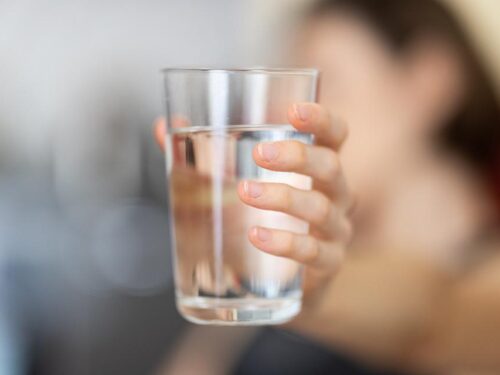 Quanta acqua occorre bere per la salute? E quale scegliere?