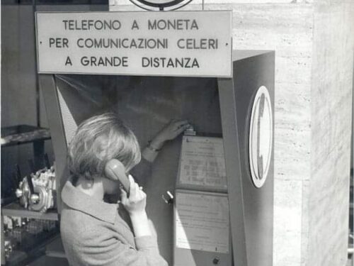 Finisce l’epoca delle cabine telefoniche